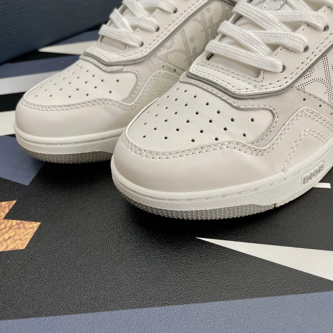 👟👟Ex-factory price 480👟👟 .(3D printing +20) Dior Dior🔥Counter genuine 1-1 top version (you can compare with the original version) The top version is made not blown out👍 👫Contrast color positioning and splicing design! Fashionable and casual personality! Look like a goddess on your feet! Simple line design, three-dimensional cutting, super invincible and stylish, looks good no matter how you match it. The super popular elements and colors make the whole set youthful and beautiful. It can easily catch the eye in the crowd. It is casual, comfortable, fashionable and versatile, a high-quality casual suit with no sense of age. ✅Fabrics: imported first-layer cowhide + high-tech laser technology. ✅Inner lining: imported transparent silk fabric. ✅Feet: original molded feet. ✅Outsole: original molded 1:1 two-color T👟👟factory price U outsole ✅Method: original 1:1 full set of lasts ✅Female size: 35～40 ✅Male size: 38～45